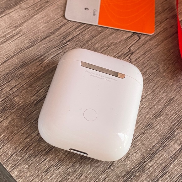 Airpods Gen 1 - Picture 2 of 3